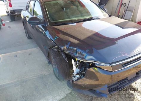 2025 Kia K4 Lxs z USA, uszkodzony, nr VIN 3KPFT4DE1SE047675